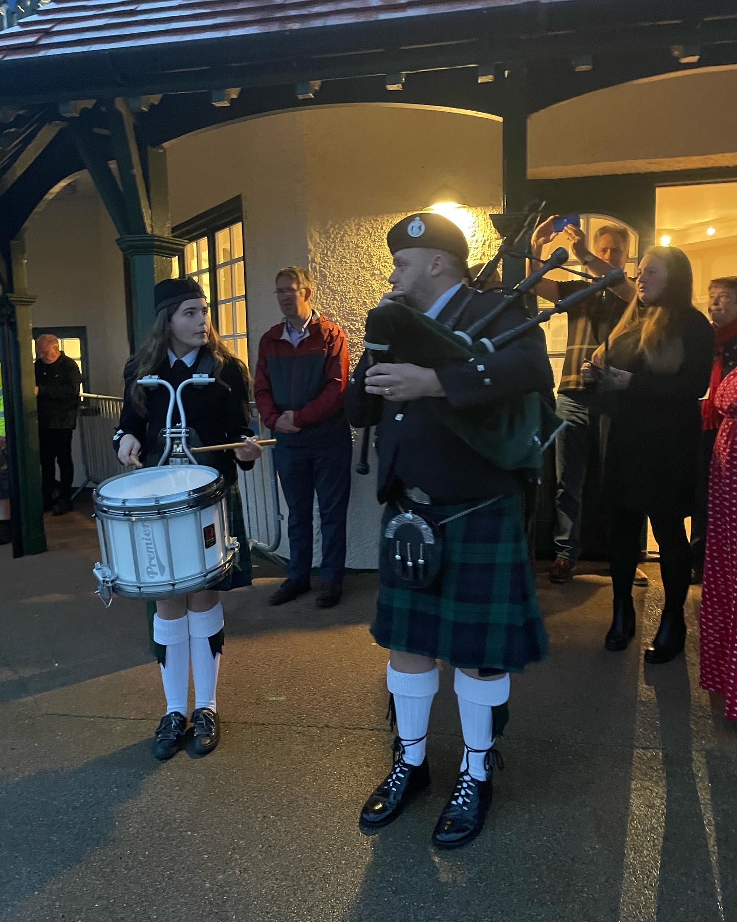 Beacon lighting the mount jubilee pipers