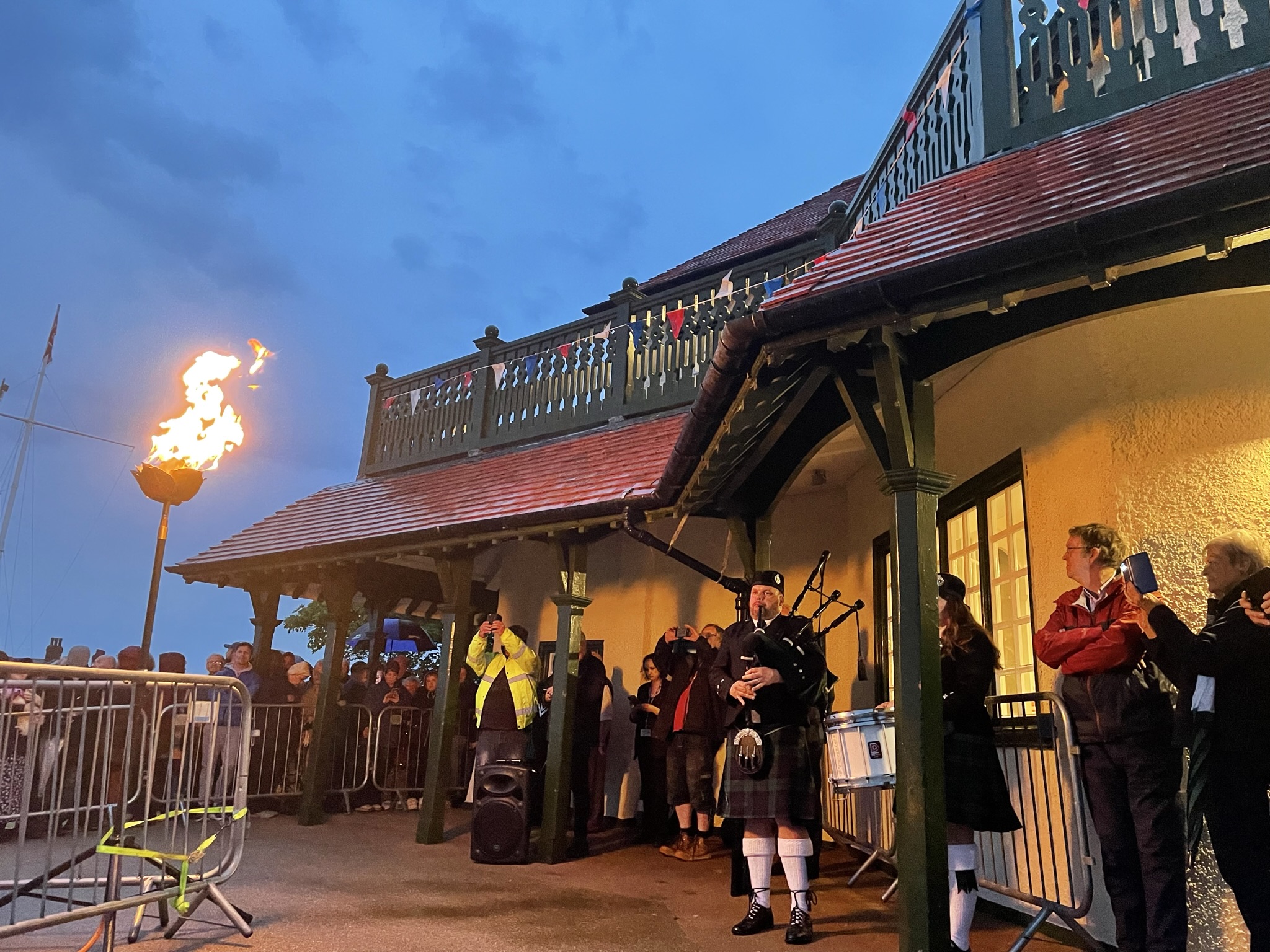 Beacon lighting the mount jubilee piper and beacon flame