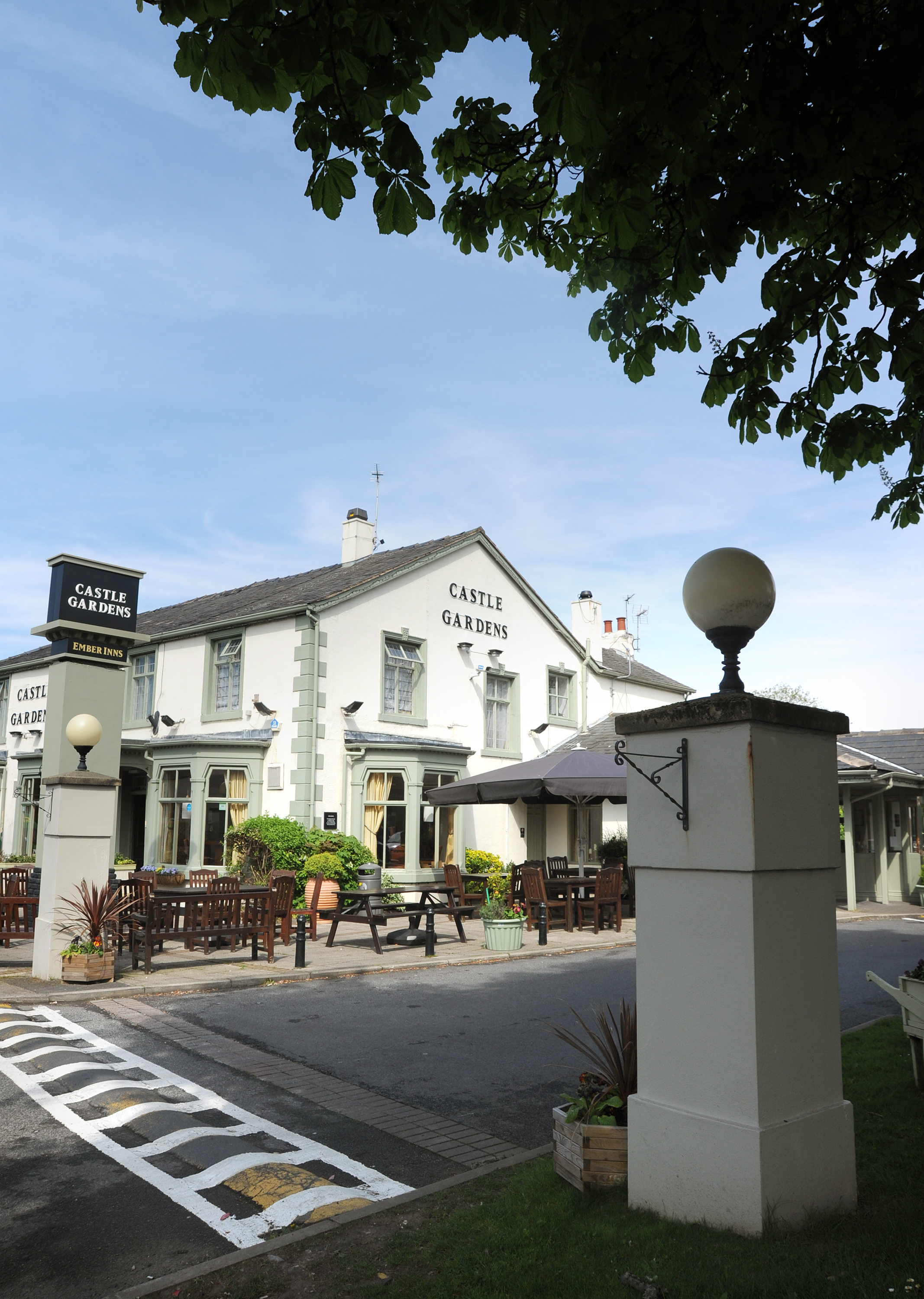 Castle Gardens pub exterior, Carleton