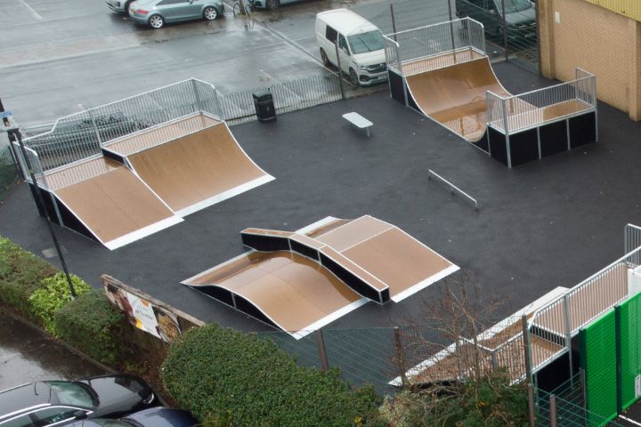 Birdseye view of the new spatepark in Garstang showing a new halfpipe, two quarter pipes, a grind rail and a bank.